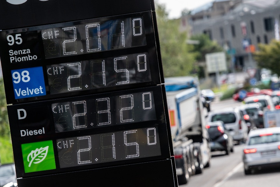 La benzina costa di più e l'inflazione corre