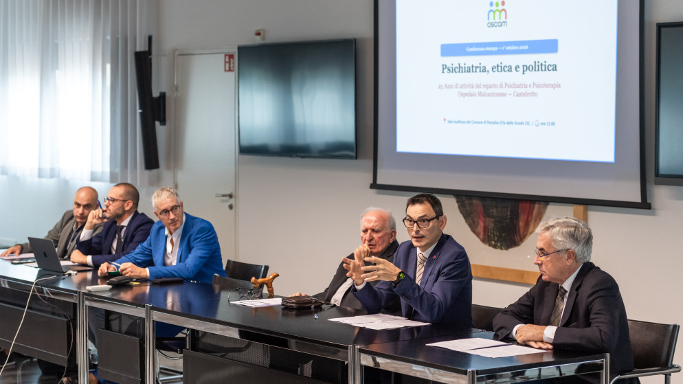 Da sinistra:&nbsp;Paolo Festa, Capo reparto psichiatria, Emanuele Perziano, Roberto Perucchi, Direttore amministrativo, Pier Giacomo Grampa, Vescovo emerito di Lugano, Raffaele De Rosa, Consigliere di Stato e Direttore sanitario dell’Ospedale Malcantonese, Carlo Calanchini, Direttore sanitario dell’Ospedale Malcantonese e Psichiatra © CdT/ Chiara Zocchetti