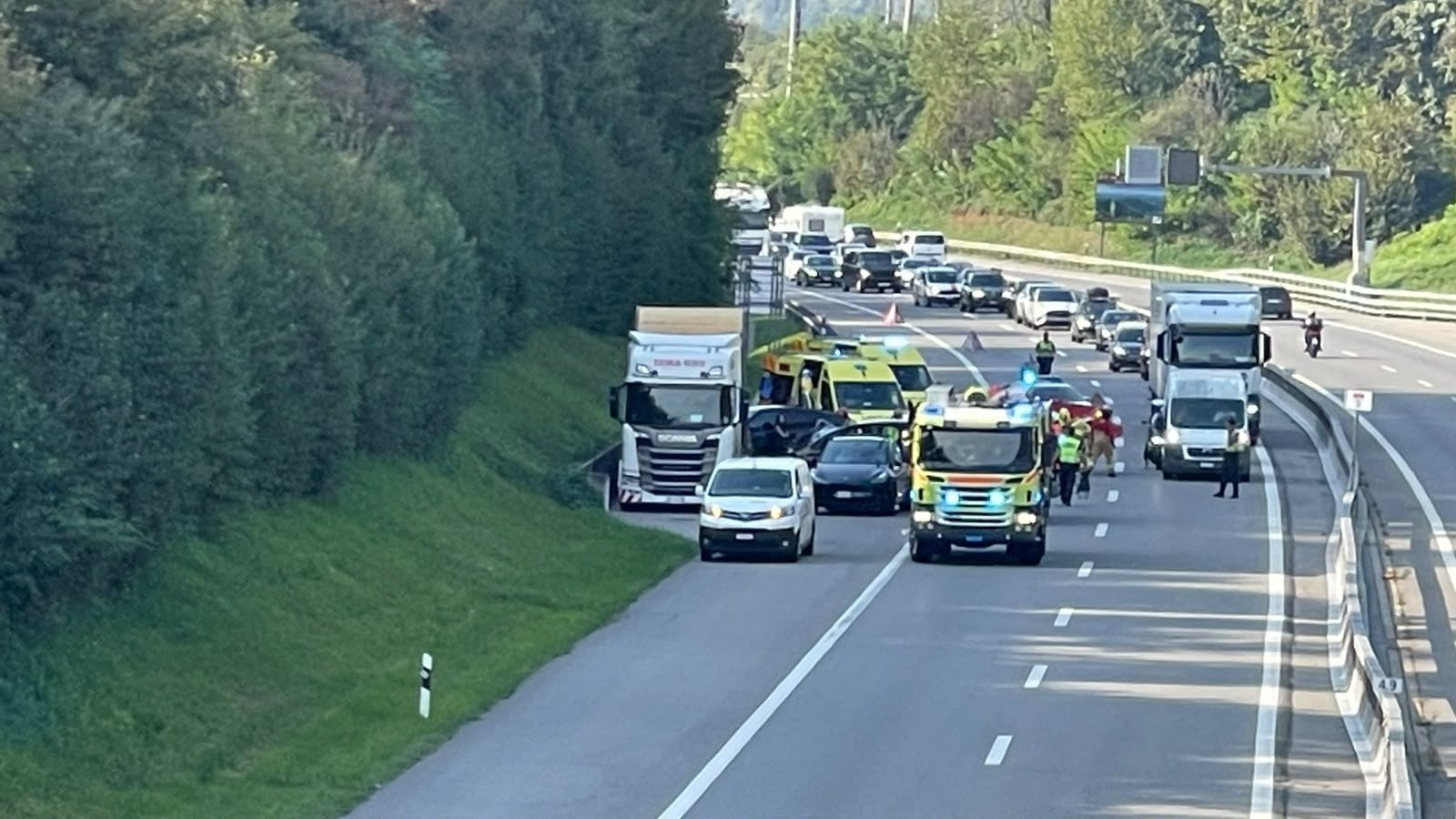 Scontro tra auto e camion sull'A2 a Coldrerio, tre feriti e autostrada chiusa