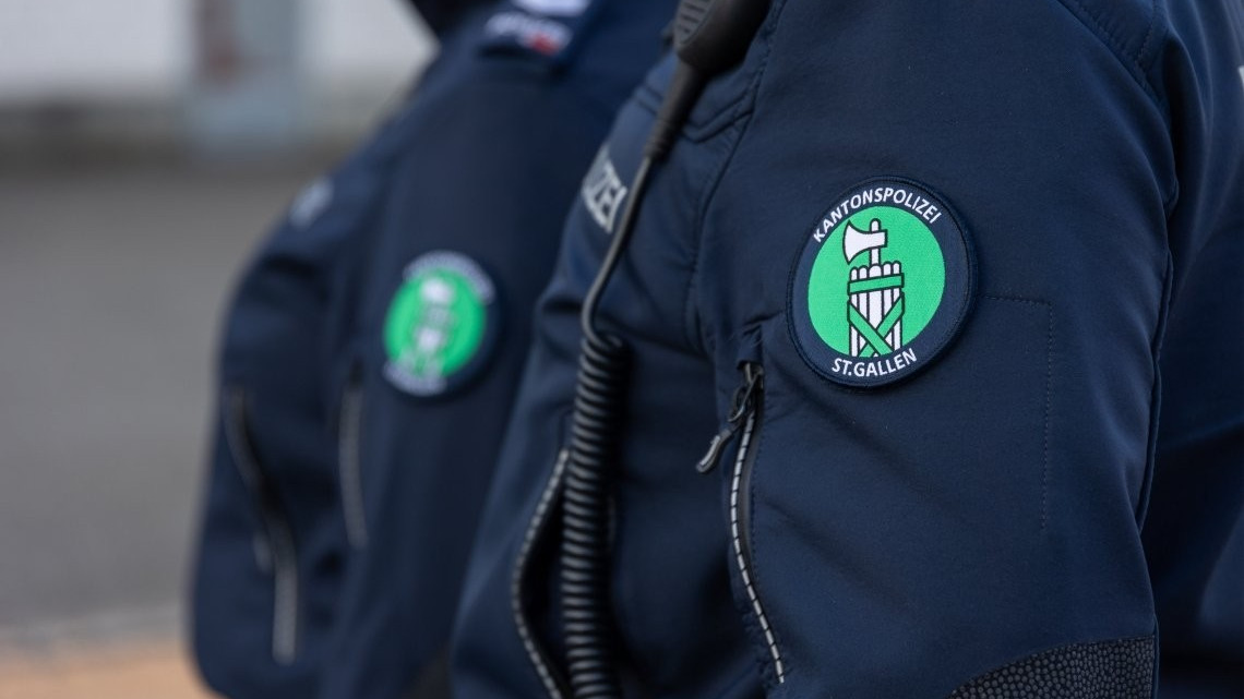 Agente ferito nell'inseguimento di due giovani in monopattino