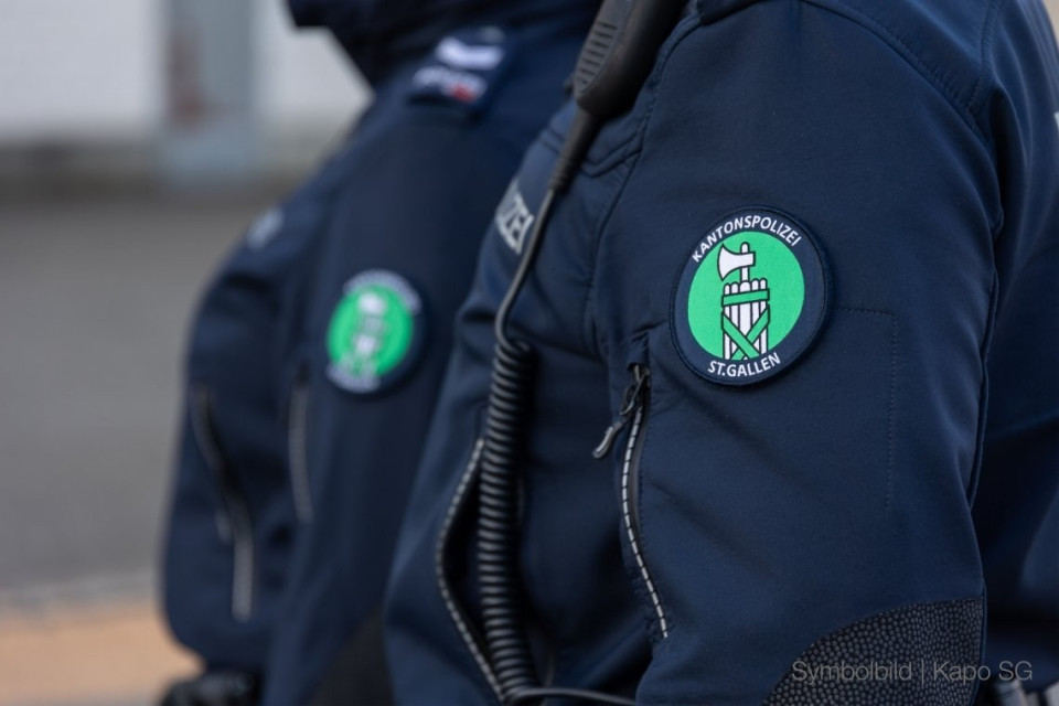 Agente ferito nell'inseguimento di due giovani in monopattino