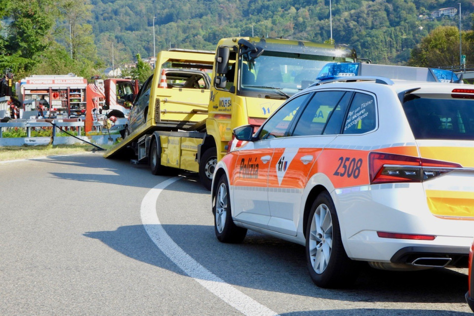 Perde il controllo dell'auto e finisce contro lo spartitraffico: donna ferita a Camorino
