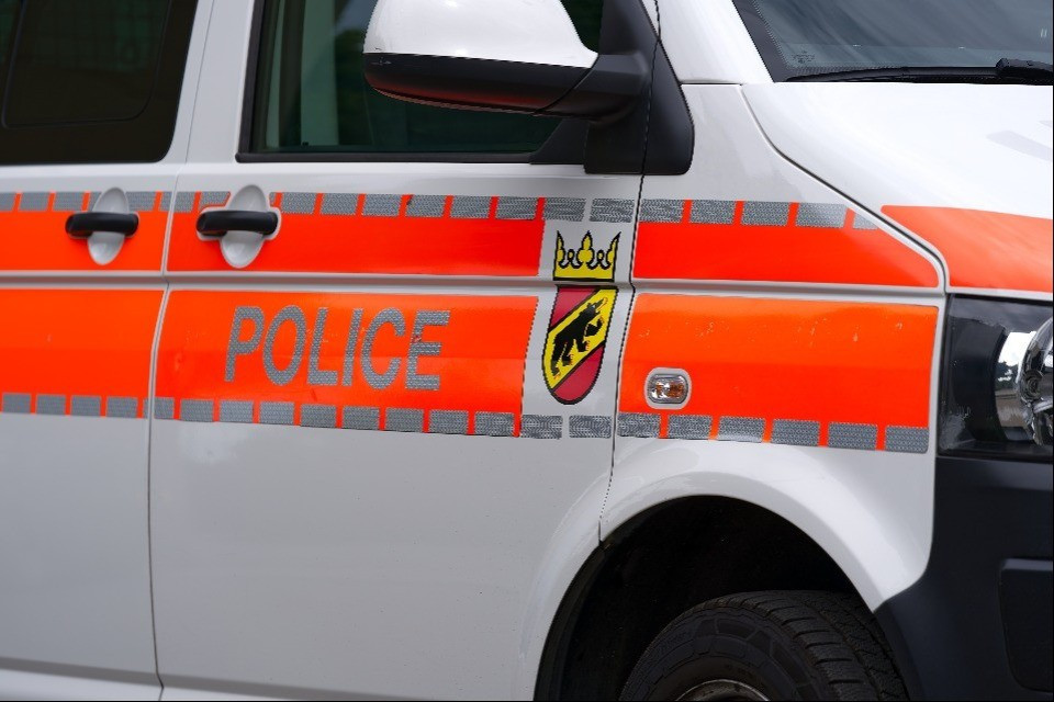 Minacce alle persone e danni alle auto: fermato con un taser