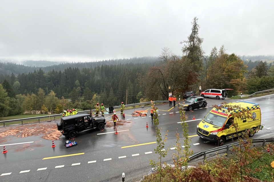 Scontro tra camion e due auto a Flims, due feriti