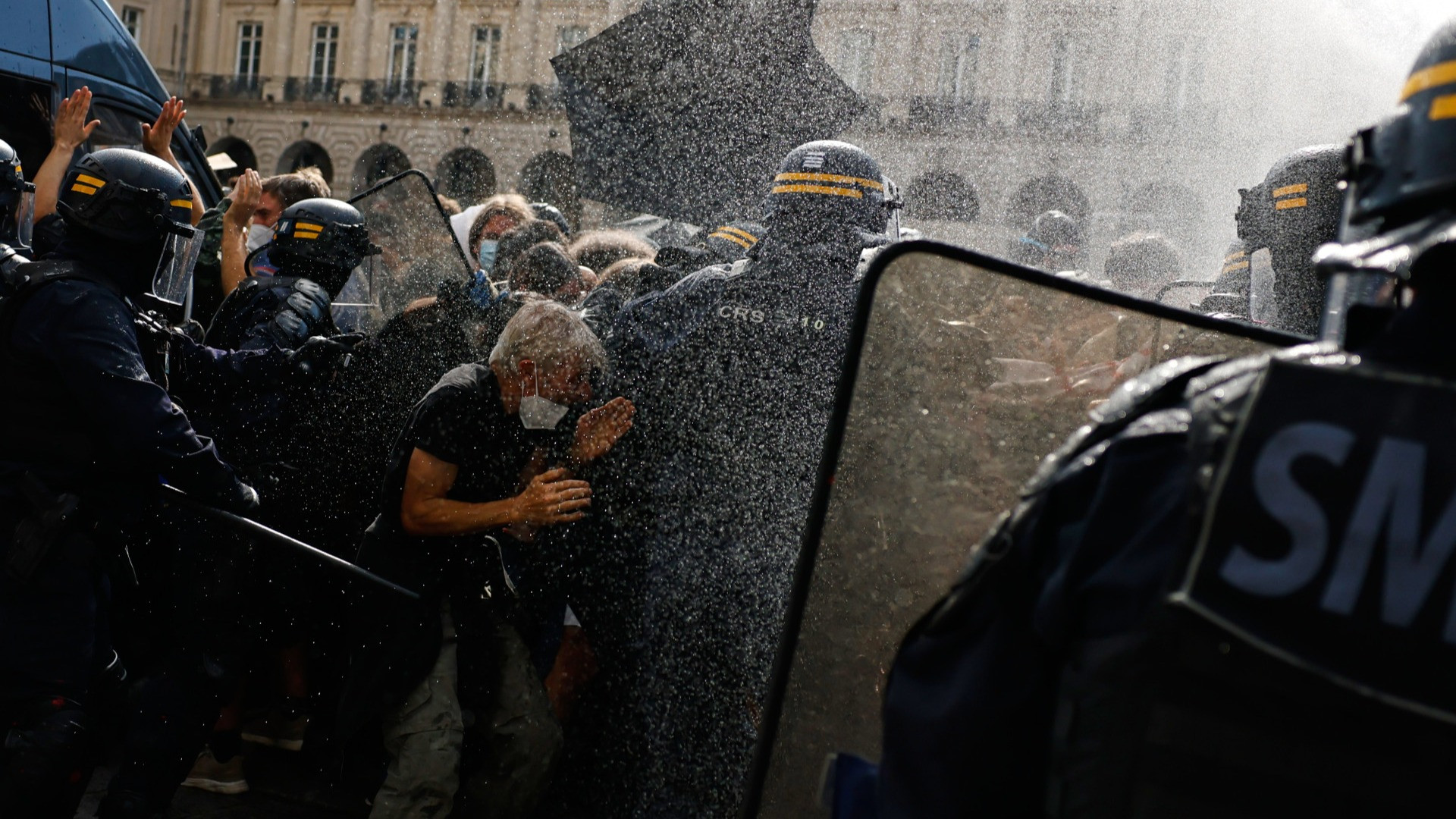 Feriti, arresti e disordini: le proteste degli studenti scuotono l'intera Francia