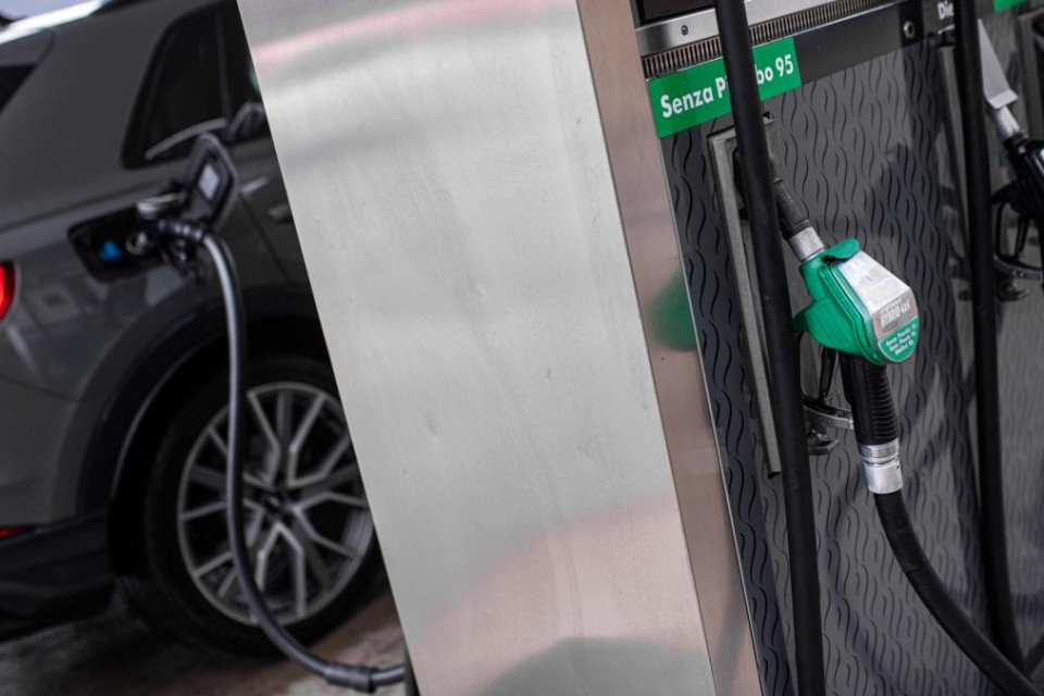 Diesel a quasi 2,50 franchi al litro: «Mai visto nulla di simile»