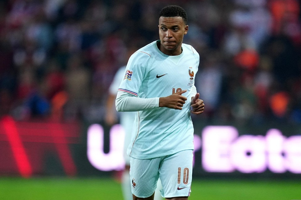 Mbappé in bicicletta in Svizzera, e in Spagna monta la polemica