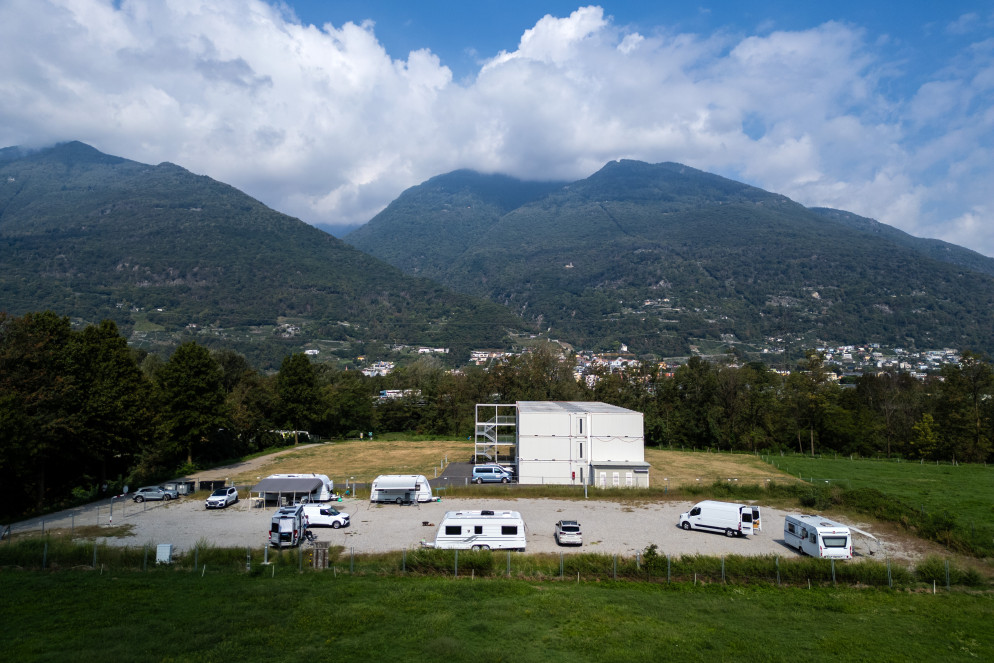 L'area del Seghezzone con il campo per nomadi svizzeri e il nuovo centro per richiedenti asilo&nbsp; (foto Cdt - Putzu)