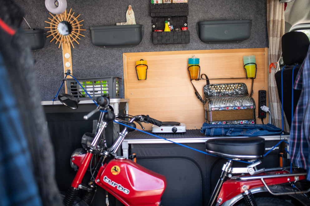 L'interno di un camper Jenisch, al Seghezzone (foto Cdt - Putzu)