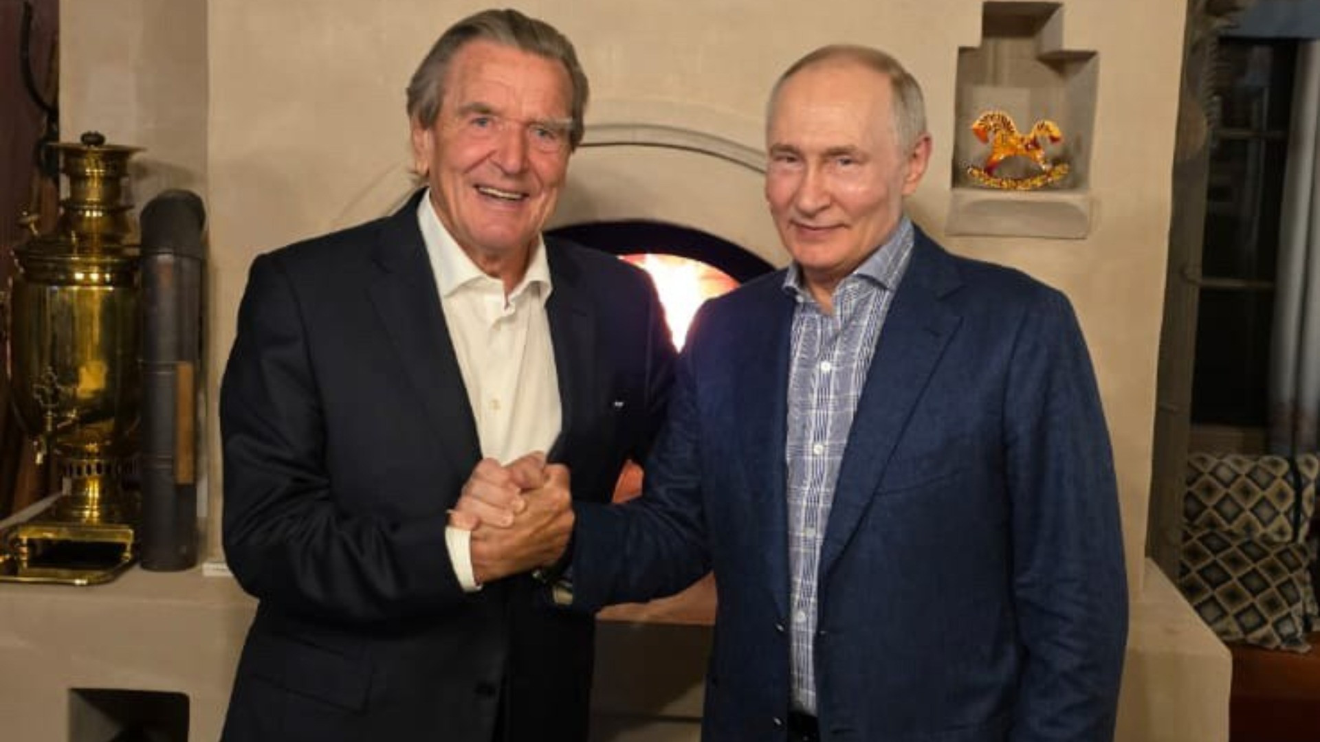 Schröder alla festa di Putin: il Cremlino diffonde la foto dell’incontro