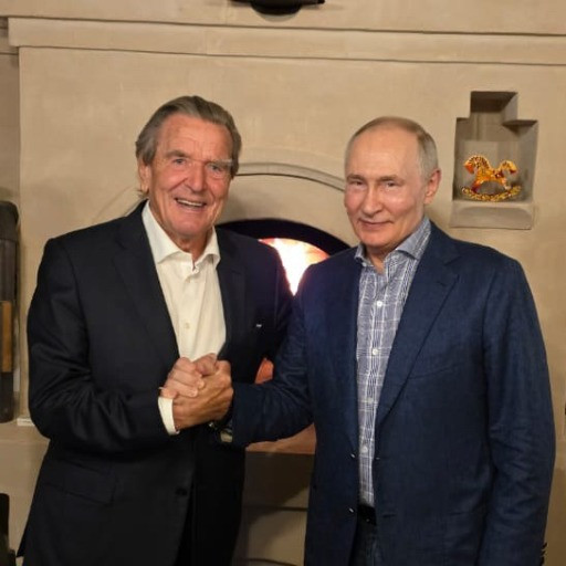 Schröder alla festa di Putin: il Cremlino diffonde la foto dell’incontro