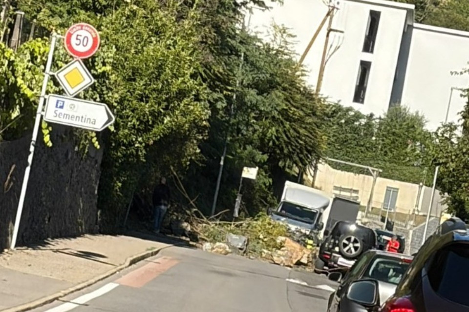 Sementina, frana sulla strada cantonale: traffico deviato