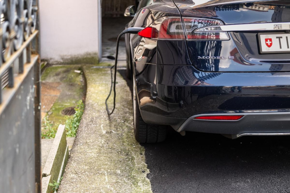 Nel 2025 meno auto nuove in Svizzera, ma ripartono le elettriche