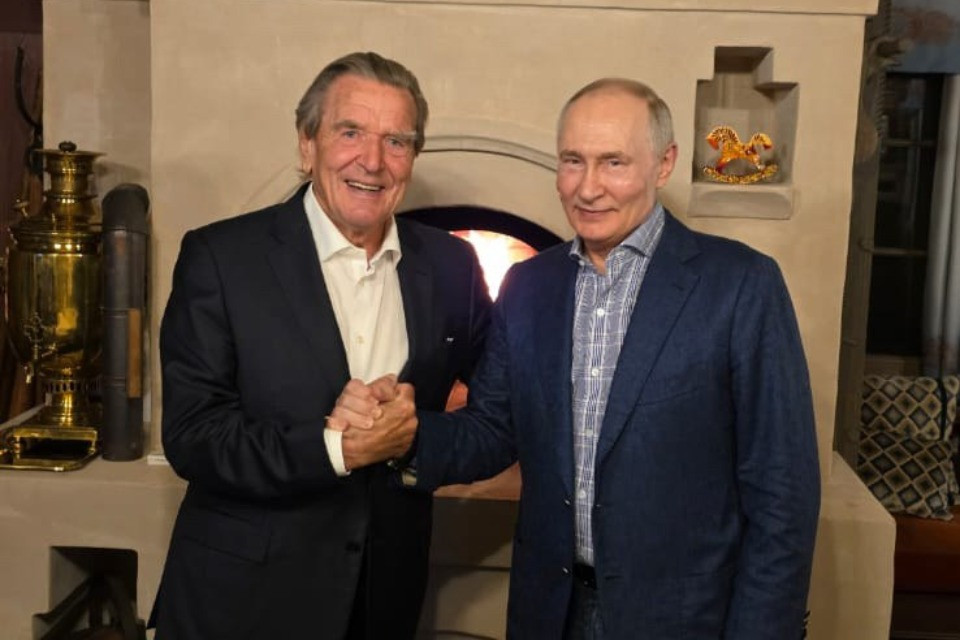 Schröder alla festa di Putin: il Cremlino diffonde la foto dell’incontro