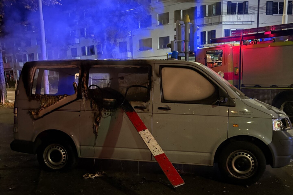 La festa illegale per le strade di Zurigo sfocia nello scontro con la polizia