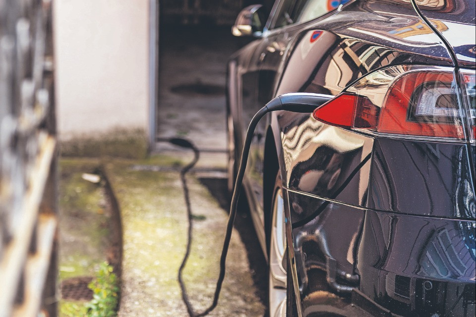 Auto elettriche, è scontro sul «diritto di ricarica»