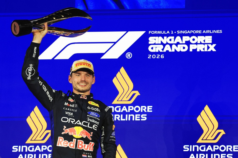 Verstappen si prende tutto a Singapore
