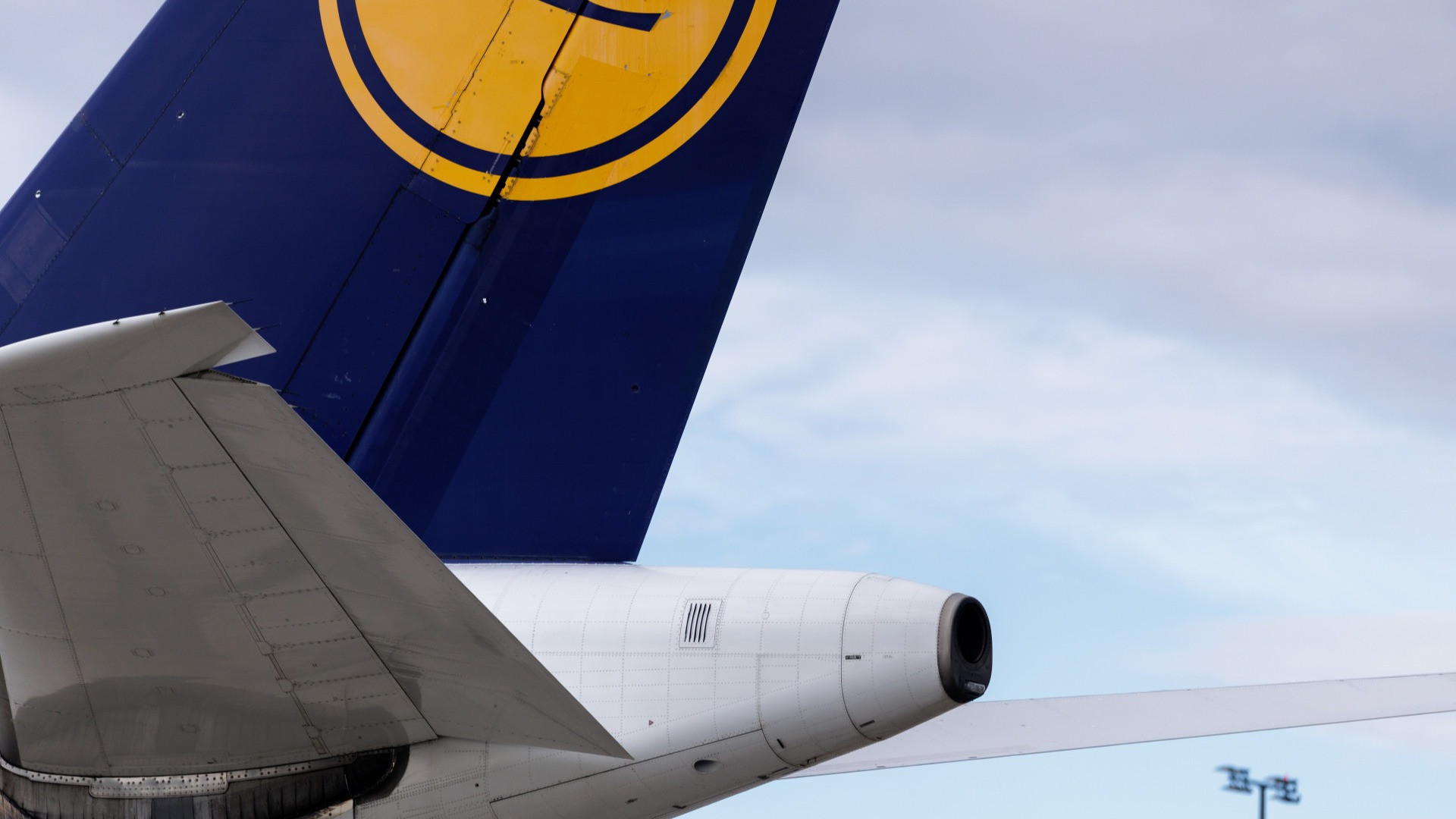 Boeing 747-8 di Lufthansa tocca la pista e riprende quota a Los Angeles