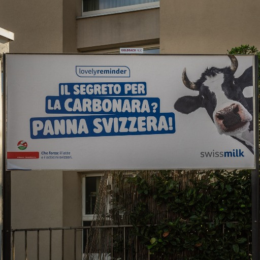 La carbonara con la panna? Swissmilk ci mette la mucca e la serve con ironia