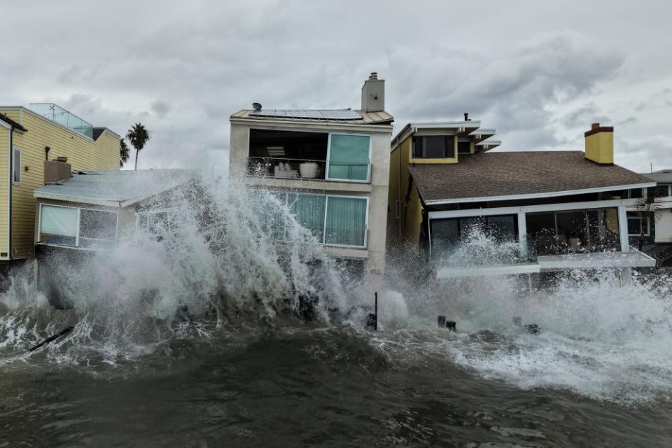 La tempesta Rachel si abbatte sulla costa della California