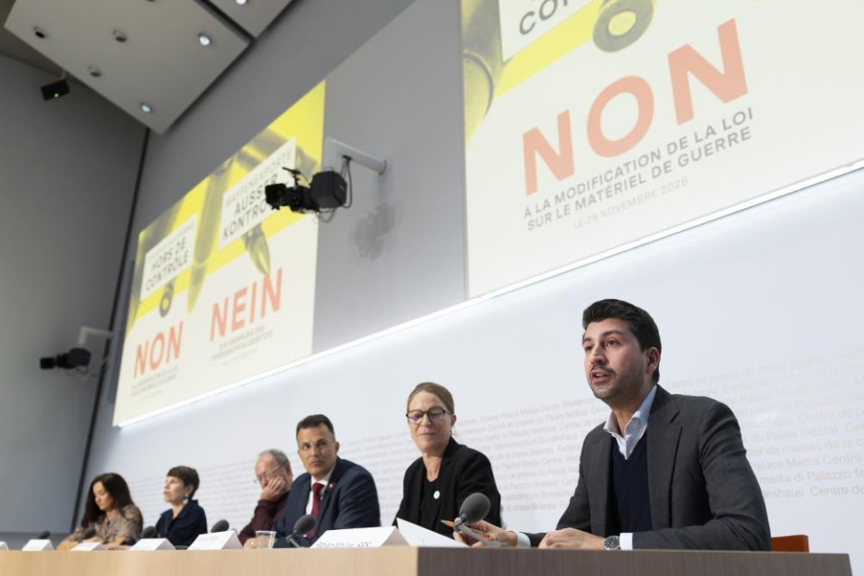 Armi svizzere, il fronte del no lancia l’allarme
