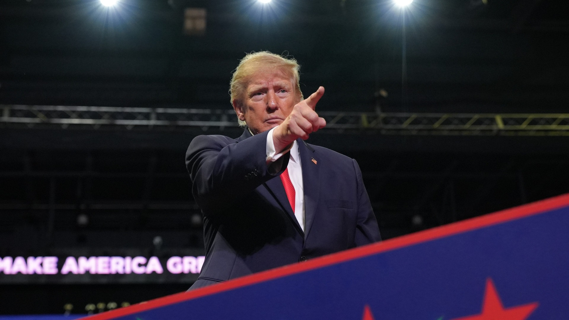 Medio Oriente, Trump insiste: «Quando la guerra finirà il costo della benzina calerà»