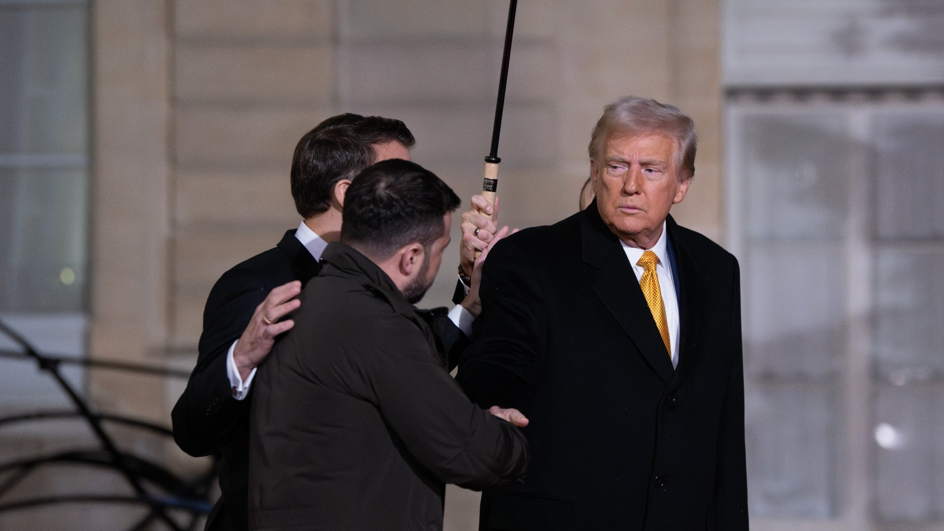 È crisi tra Ucraina e USA, Zelensky: «Traditi da Trump, torneremo a colpire il petrolio russo»