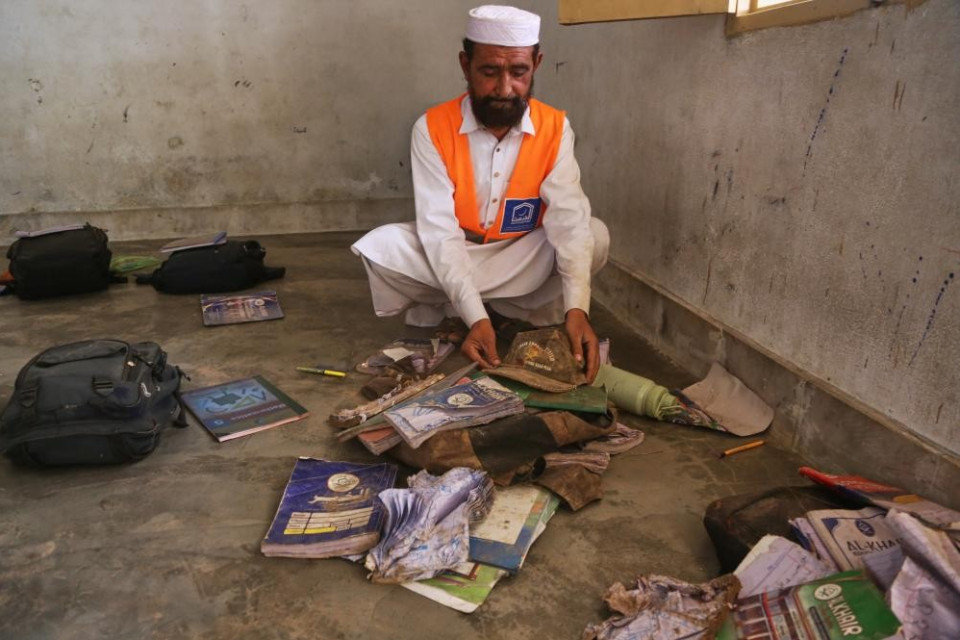 Pakistan, crolla il tetto in una scuola: oltre 30 morti
