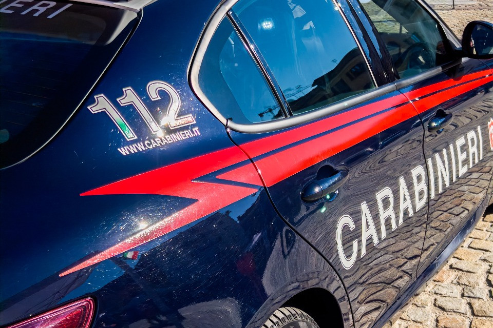 Dalla Svizzera all’Italia tra violenza e vandalismi: arrestato un giovane