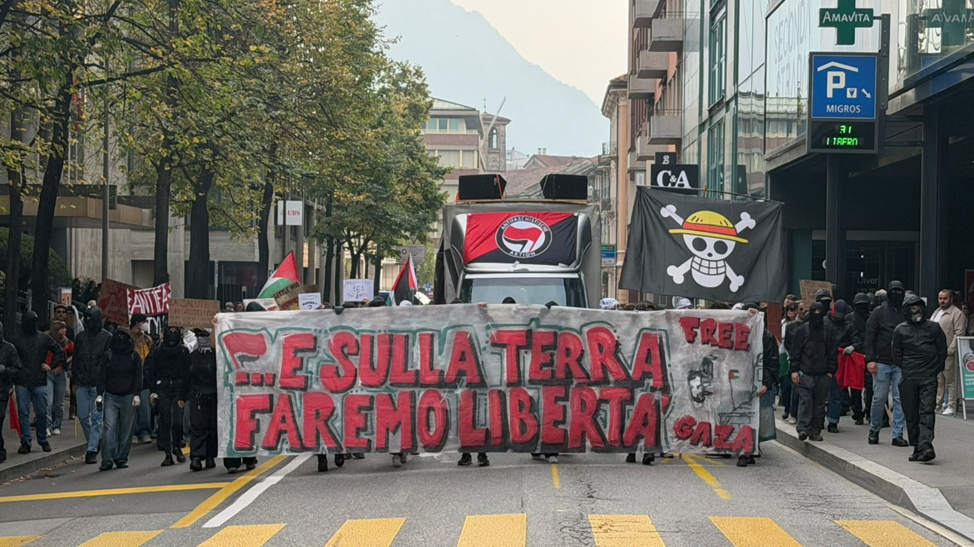 Oltre cento persone alla manifestazione antifascista