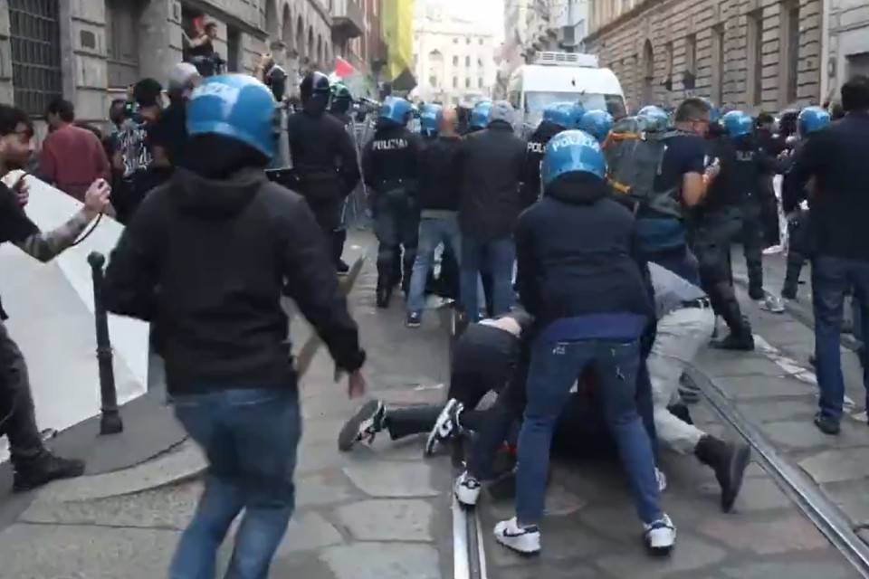 Scontri ai cortei contro il carovita: tensione a Milano, Bologna e Torino
