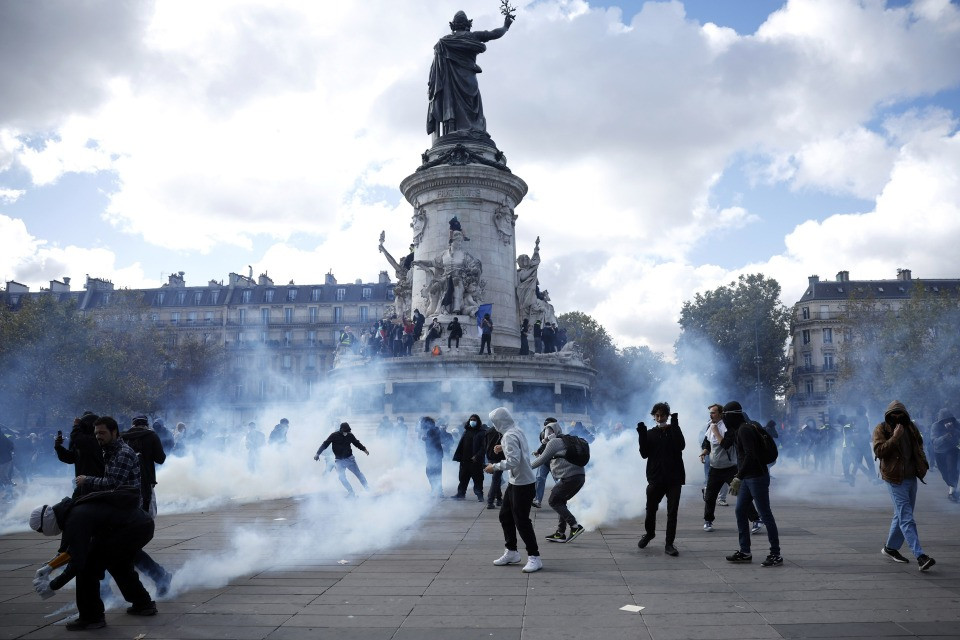 Violente proteste a Parigi e nelle principali città: lacrimogeni e oltre 160 fermi di polizia