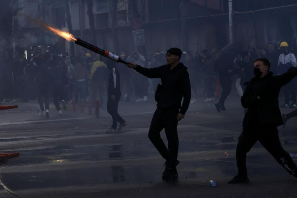 Caos a Tirana, scontri e 194 persone fermate