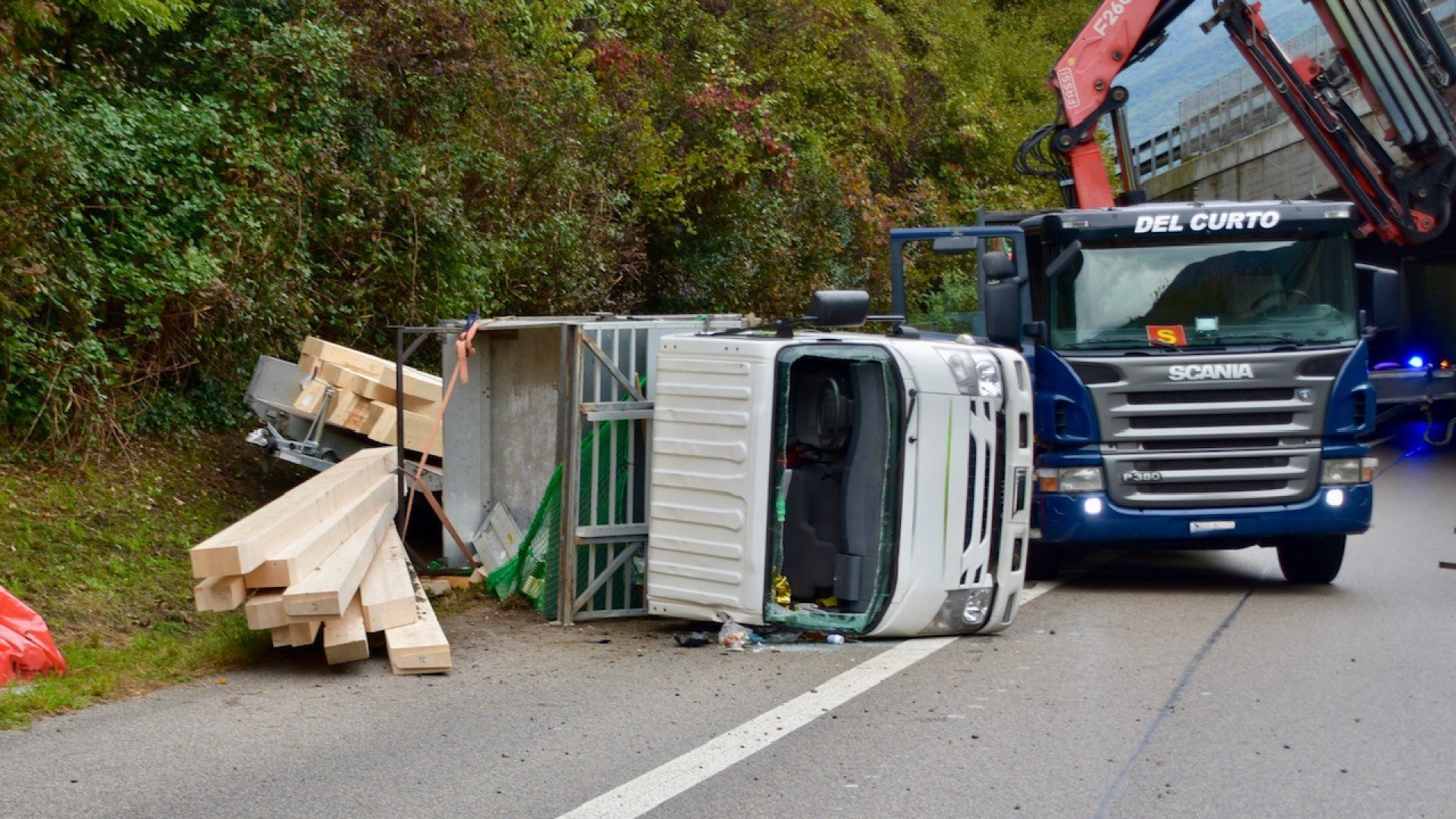 Furgone con rimorchio sbanda e si ribalta, ferito il conducente