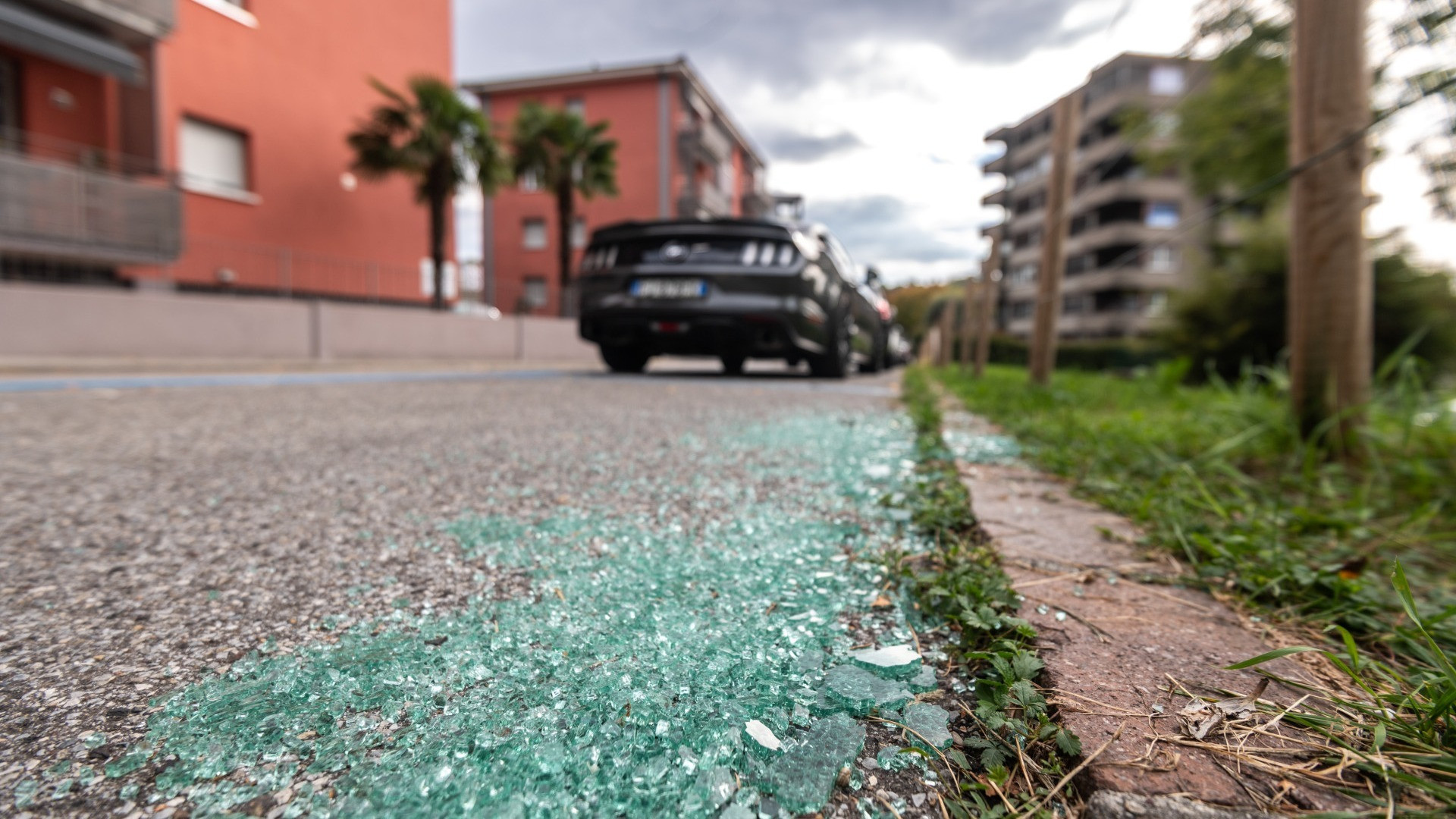 Notti di furti e vandalismi: nel mirino quattordici auto