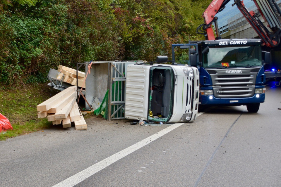 Furgone con rimorchio sbanda e si ribalta, ferito il conducente