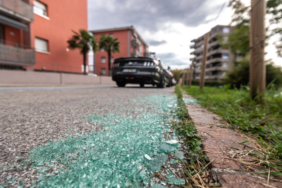 Notti di furti e vandalismi: nel mirino quattordici auto