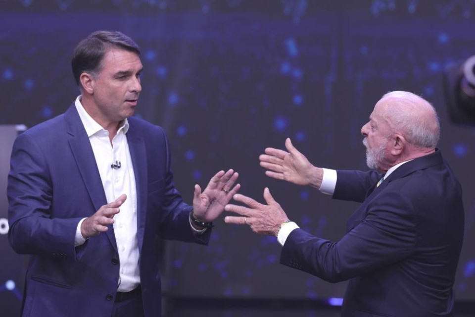Accuse reciproche, ostilità e provocazioni nel duello TV tra Lula e Flavio Bolsonaro