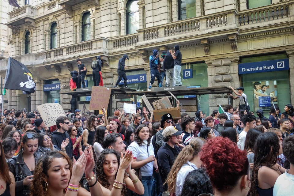 Proteste a Milano, i manifestanti si organizzano: «La vera violenza? Gli stipendi fermi da 30 anni e l'affitto alle stelle»