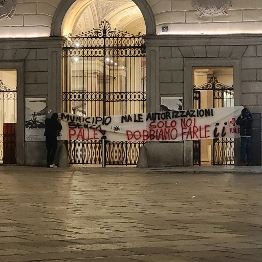 Striscioni di protesta appesi nella notte a Lugano
