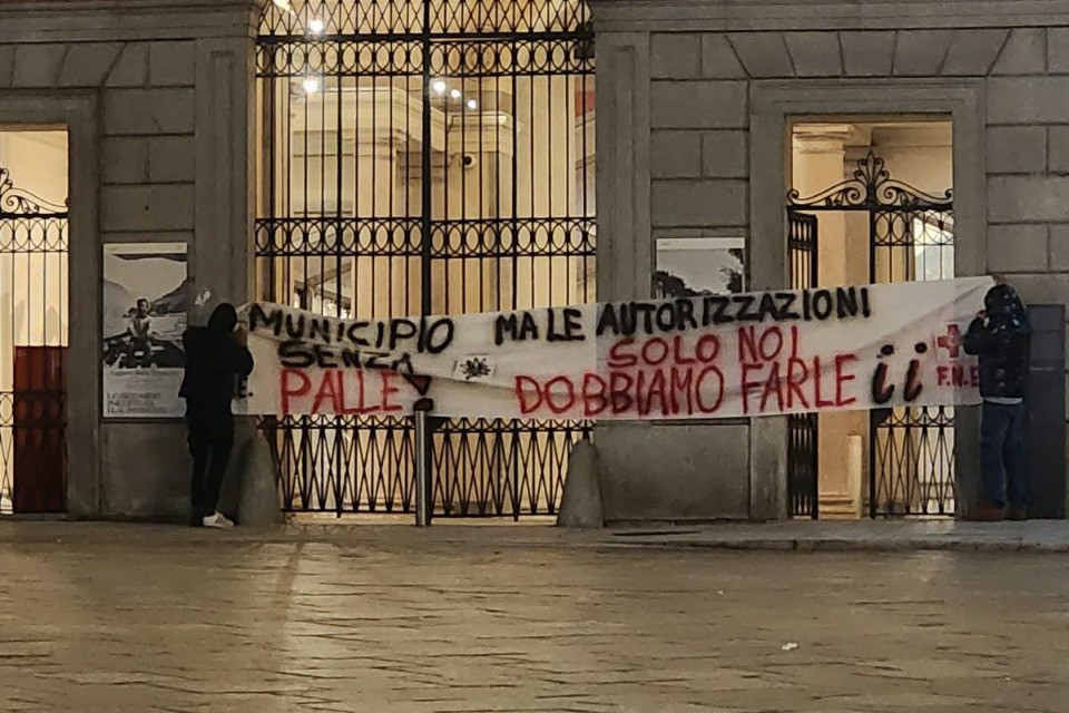 Striscioni di protesta appesi nella notte a Lugano