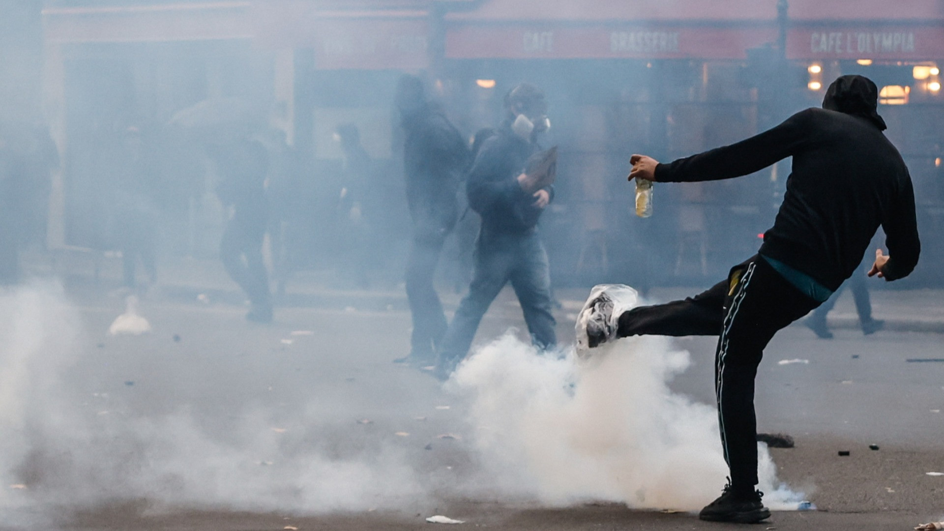 Se le proteste corrono sui social: «Vanno bloccati accessi e geolocalizzazione»