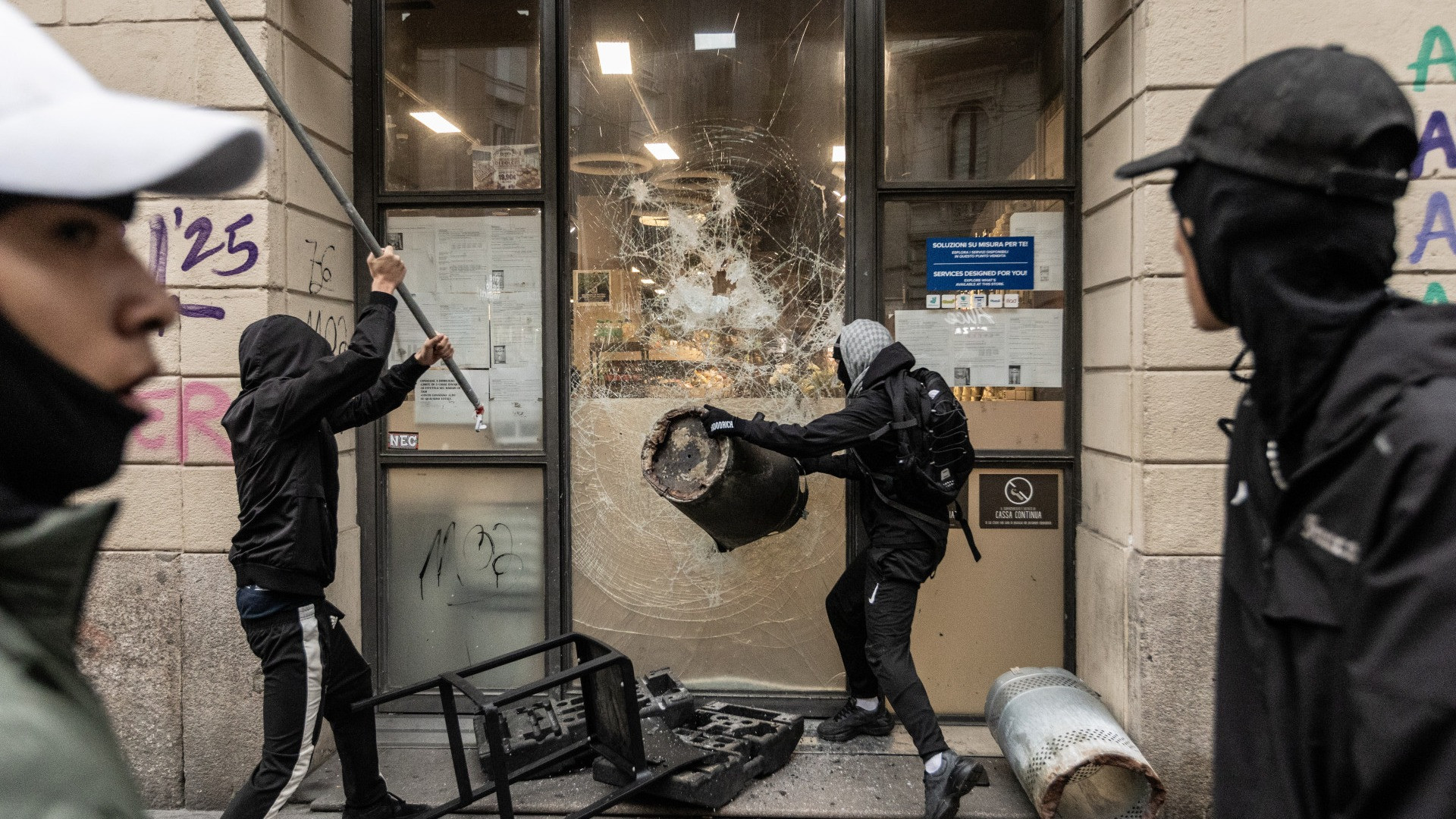 Proteste e violenza, l'Italia corre ai ripari con i soldati a Milano: e nasce un nuovo reato