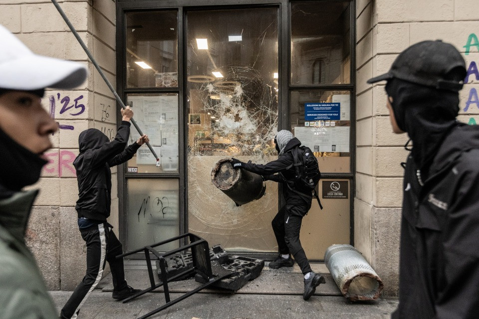 Proteste e violenza, l'Italia corre ai ripari con i soldati a Milano: e «nasce un nuovo reato»