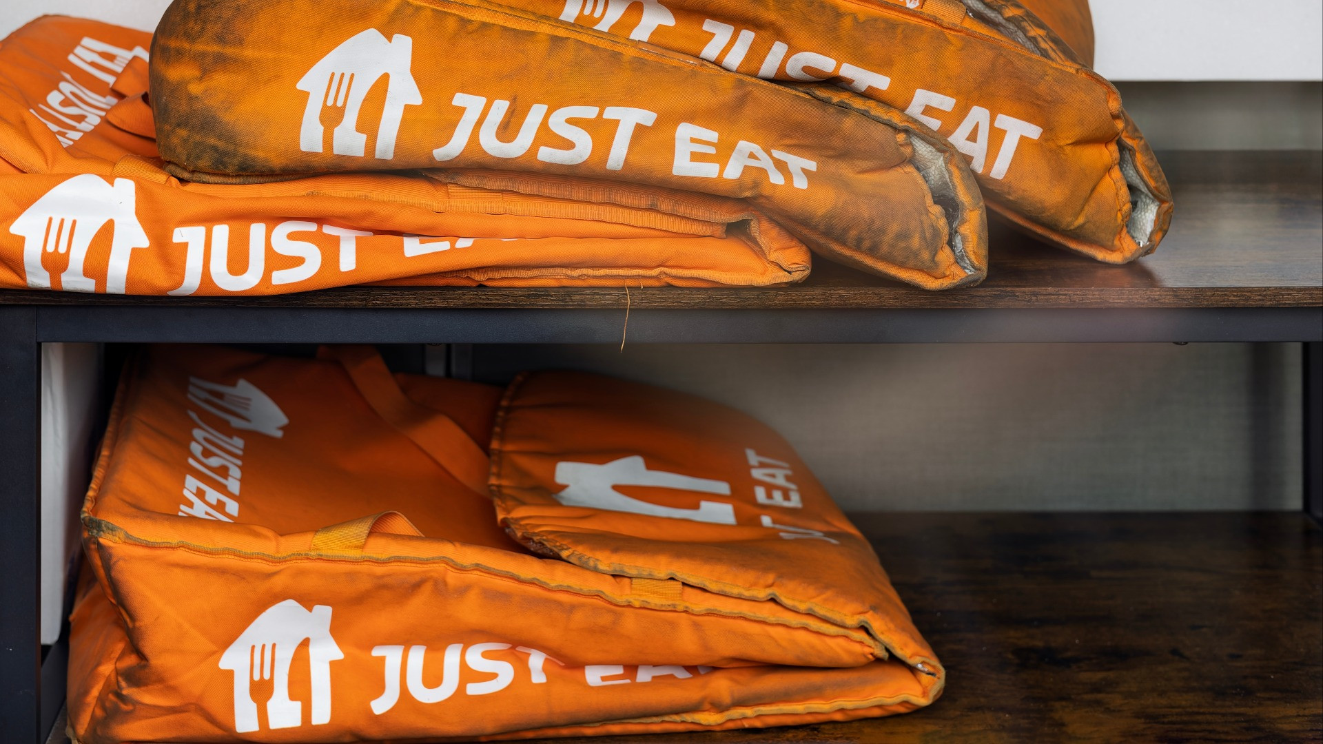 Just Eat cambia modello: a rischio centinaia di corrieri