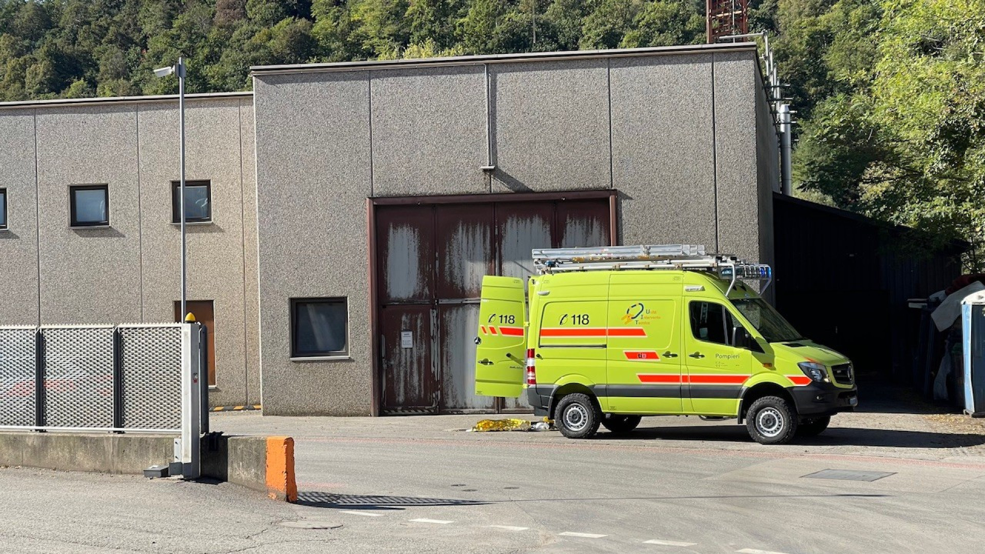 Infortunio a Cadro, operaio colpito da una lamiera
