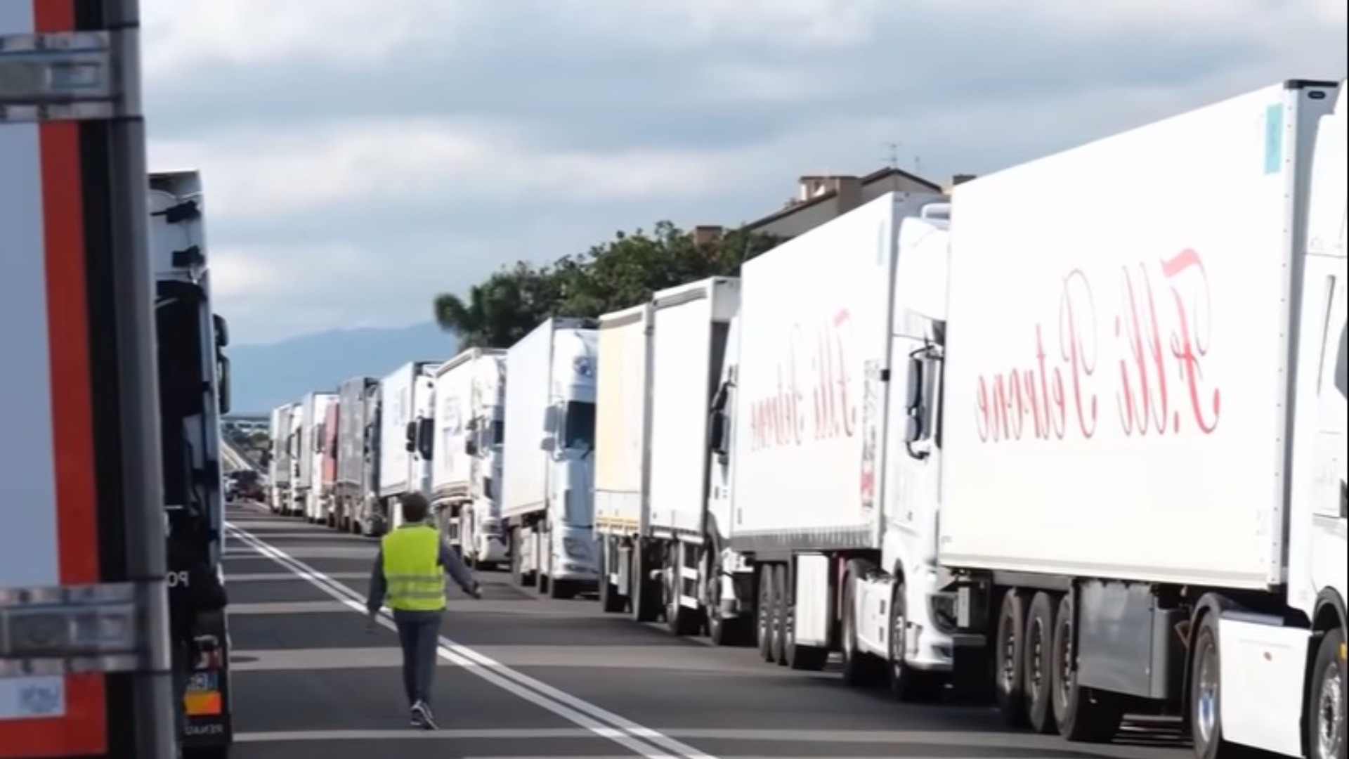 Protesta dei camionisti, Sud Italia a rischio paralisi: «Nei supermercati manca pure la carta igienica»