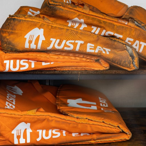 Just Eat cambia modello: a rischio centinaia di corrieri