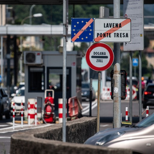 Ticinese prende a pugni un agente a Lavena Ponte Tresa, poi fugge verso il confine in monopattino
