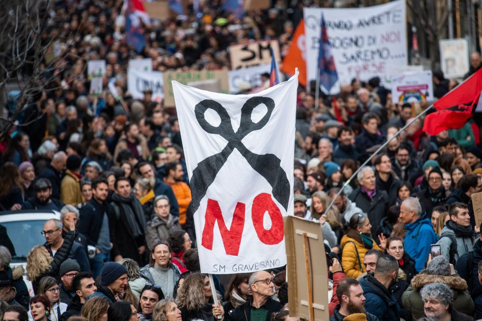 Le proteste in piazza infiammano il botta e risposta politico
